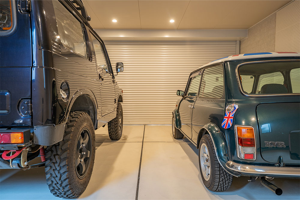 A棟のガレージに駐車したSUZUKI_ジムニー&ローバーMINI