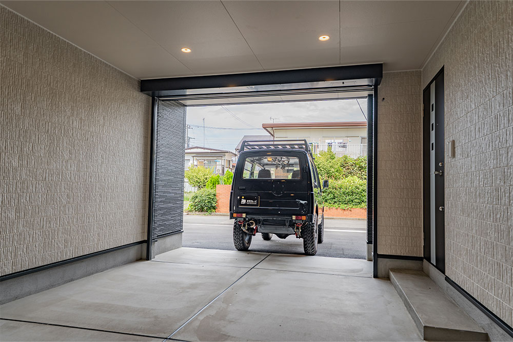 B棟のガレージを出発するSUZUKI_ジムニー