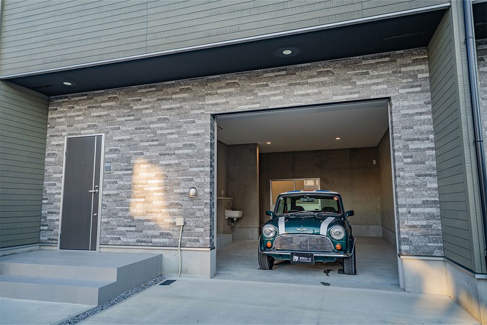 ガレージに駐車したローバーMINI