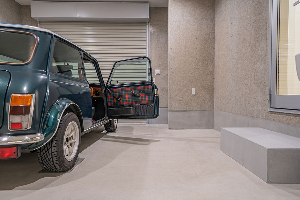 ガレージに駐車したローバーMINI