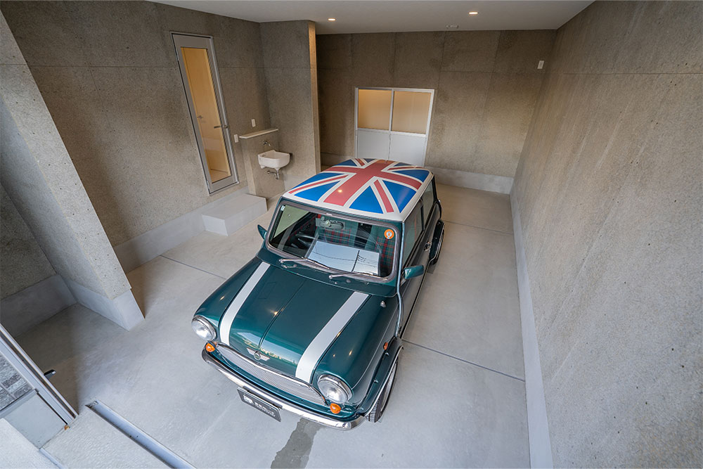 ガレージに駐車したローバーMINI