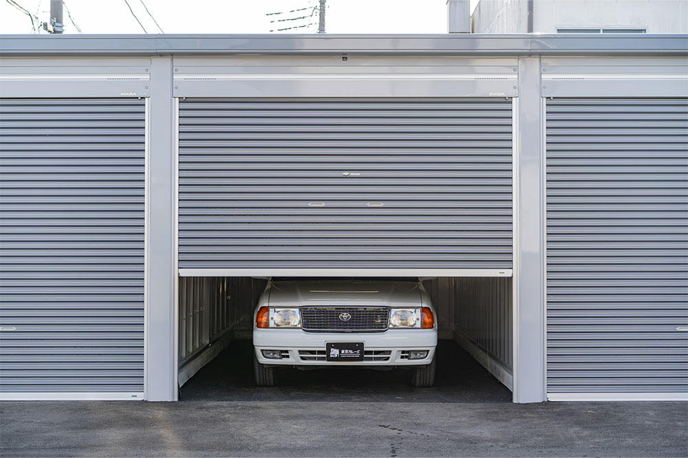 ガレージに駐車したトヨタ_コンフォート