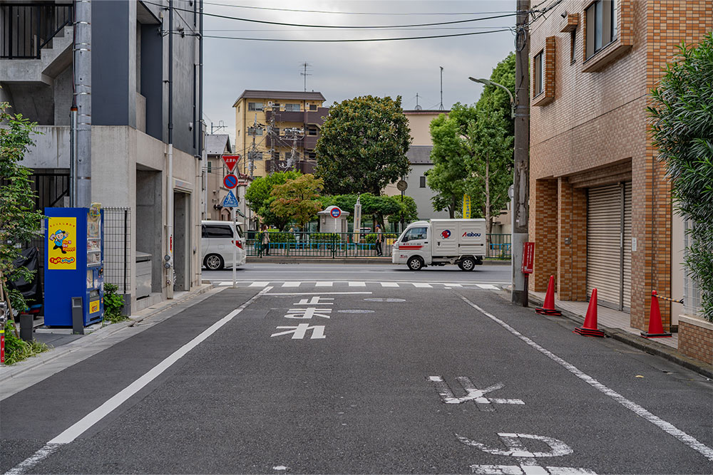ガレージ前道路は幅員7.7mで入出庫スムーズ