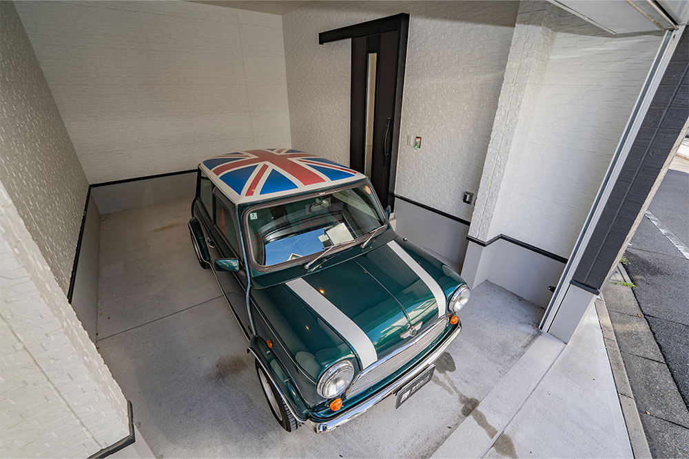 ガレージに駐車したローバーMINI