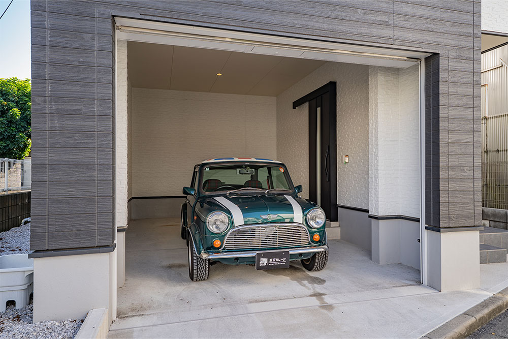 ガレージに駐車したローバーMINI