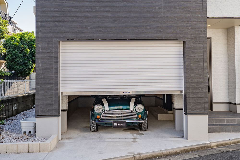 ガレージに駐車したローバーMINI