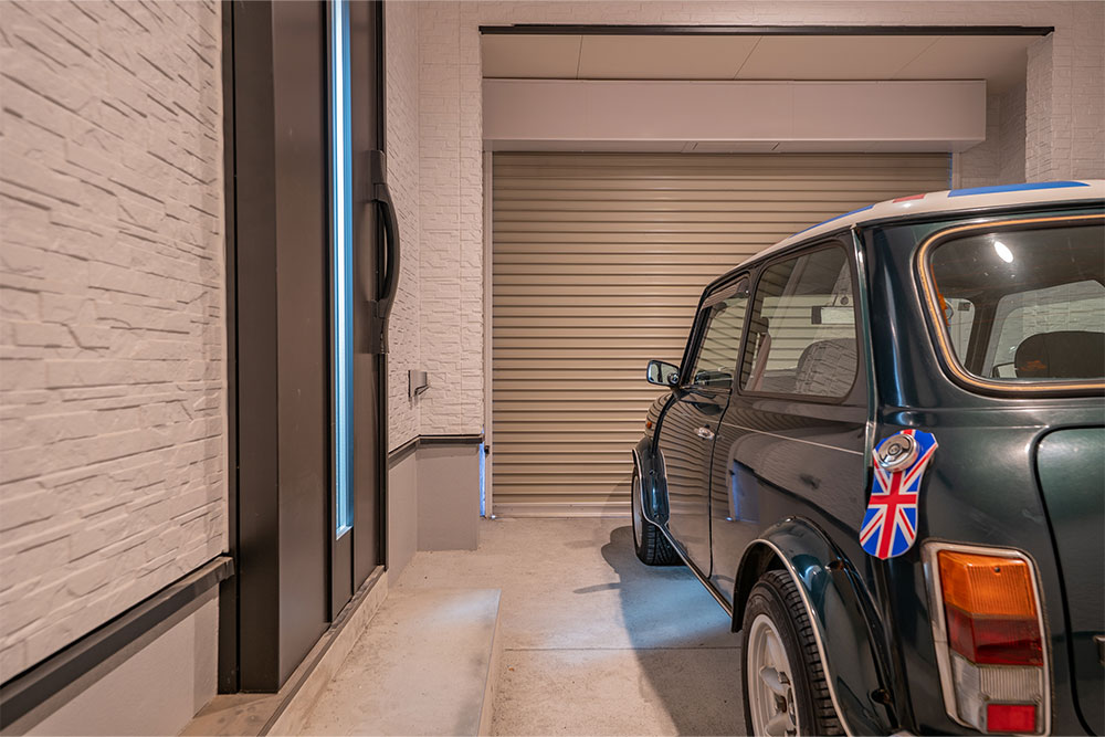 ガレージに駐車したローバーMINI