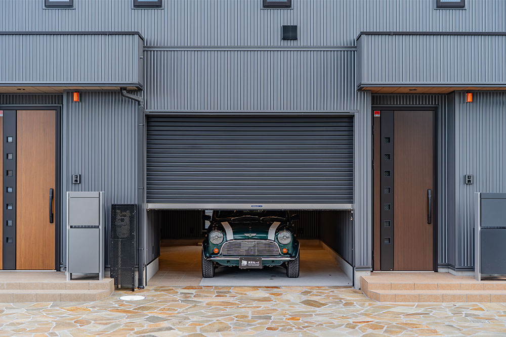 ガレージに駐車したローバーMINI