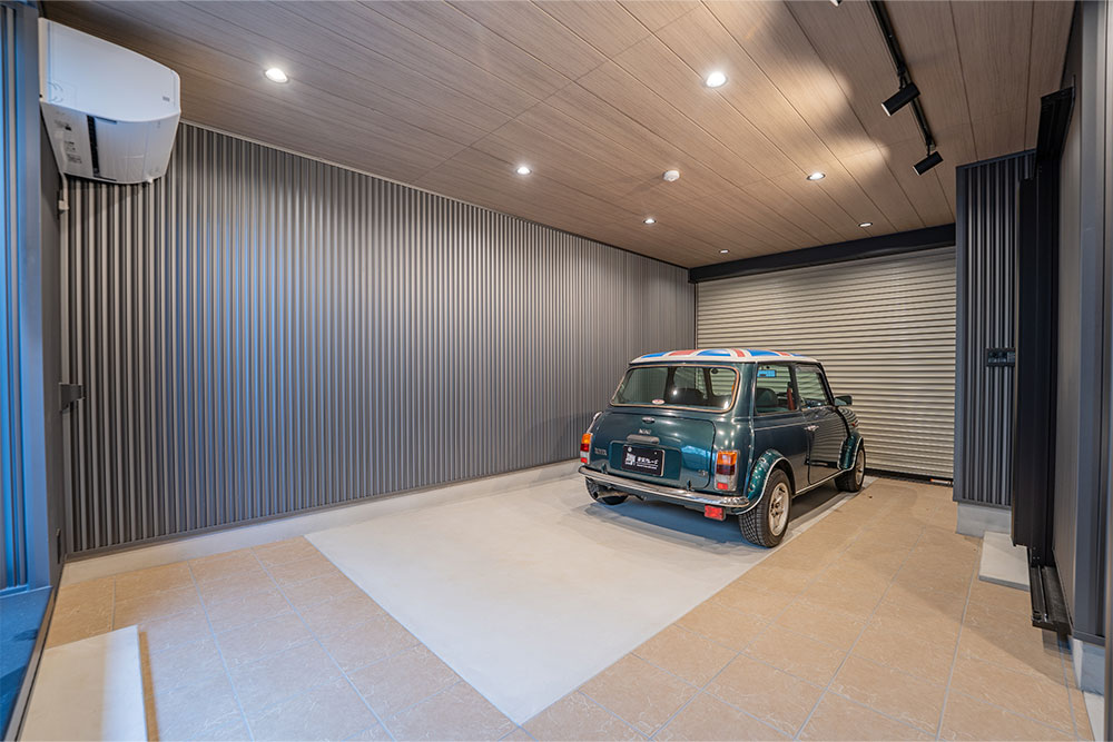 ガレージに駐車したローバーMINI