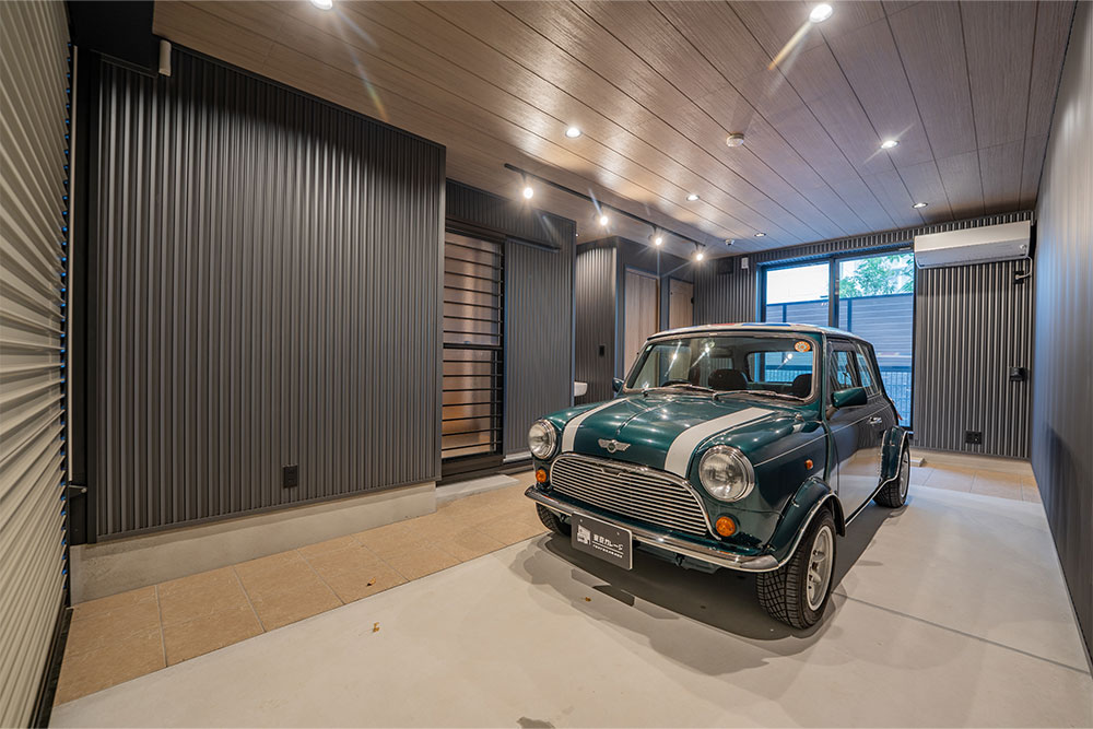 ガレージに駐車したローバーMINI