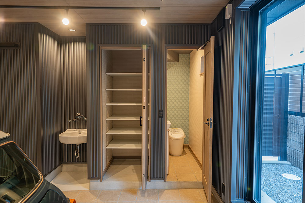 ガレージのトイレと可動棚