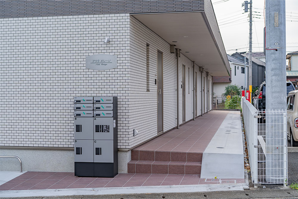 建物裏手に並ぶ玄関と宅配ボックス