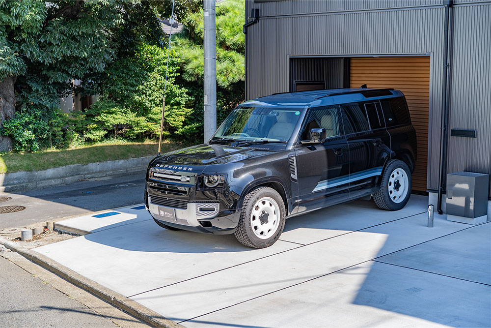 ガレージ前は屋外駐車場として使用できる
