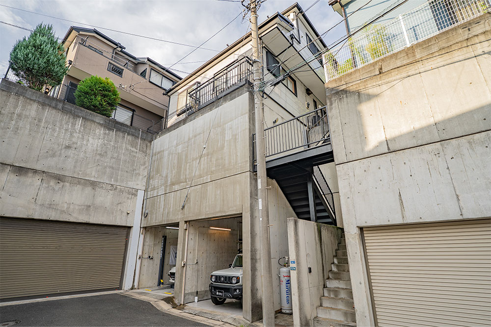 母屋は屋外階段で昇降する