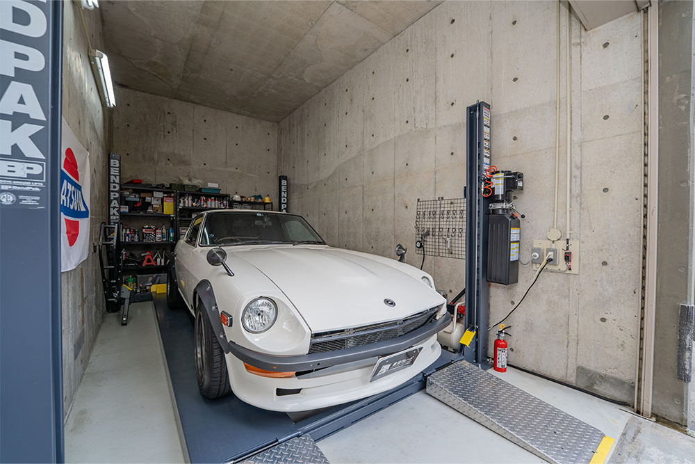 ガレージに駐車したフェアレディZ（S30）