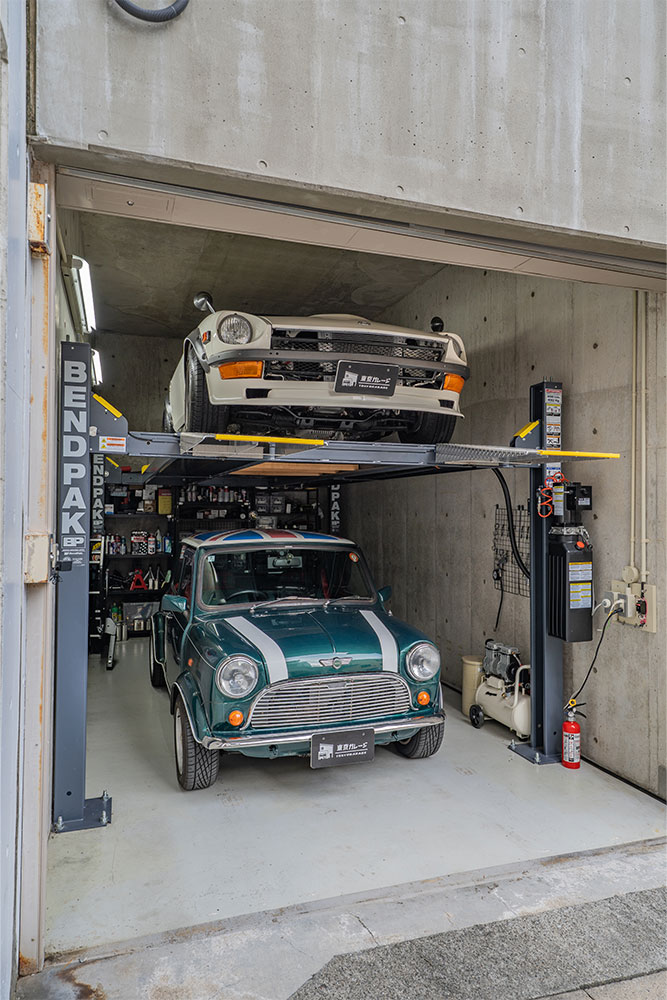 リフトで上下に駐車したフェアレディZ（S30）とローバーMINI