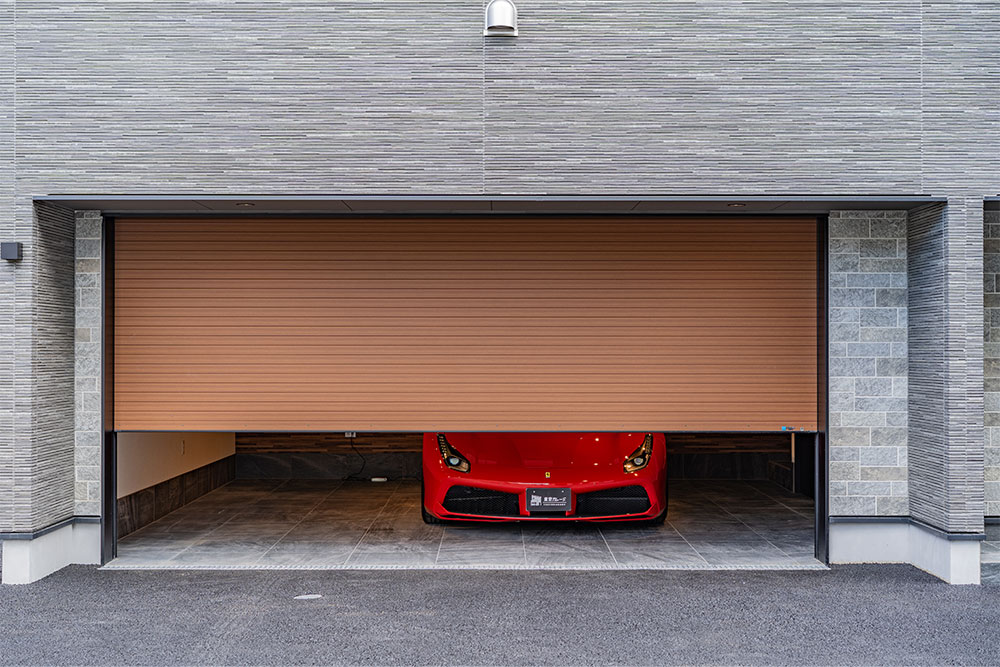 C号室のガレージに駐車したFerrari_488 Spider