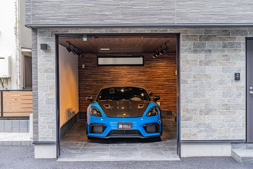 B号室のガレージに駐車したPorsche_718 Spyder RS