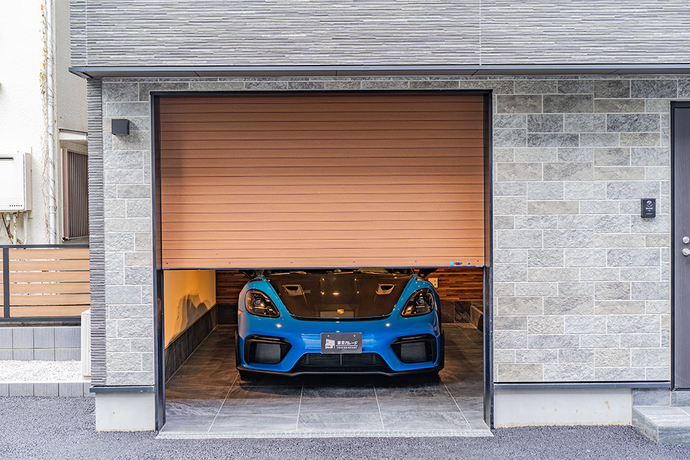 B号室のガレージに駐車したPorsche_718 Spyder RS