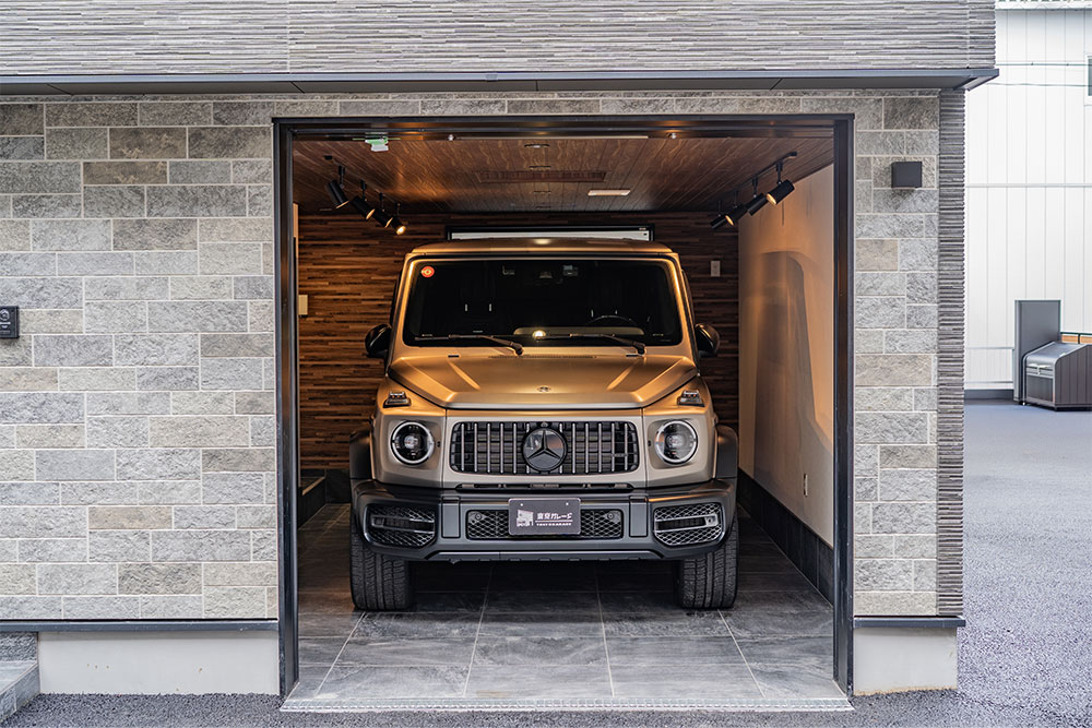 A号室のガレージに駐車したG63