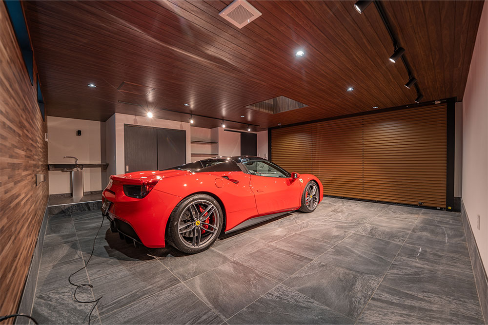 C号室のガレージに駐車したFerrari_488 Spider