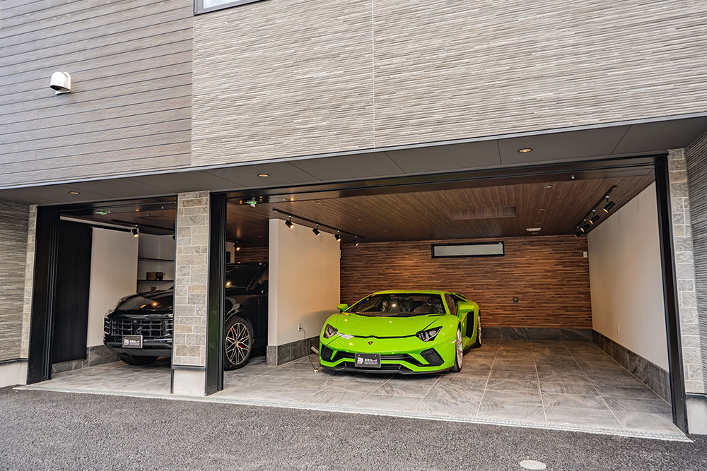 D号室のガレージに駐車したLamborghini_AventadorとPorsche Cayenne