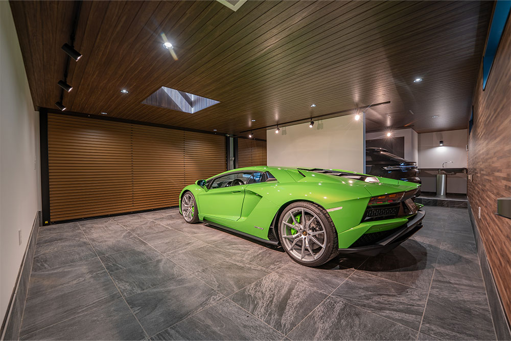 D号室のガレージに駐車したLamborghini_AventadorとPorsche Cayenne