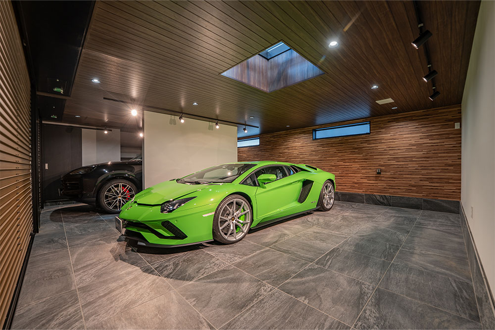 D号室のガレージに駐車したLamborghini_AventadorとPorsche Cayenne