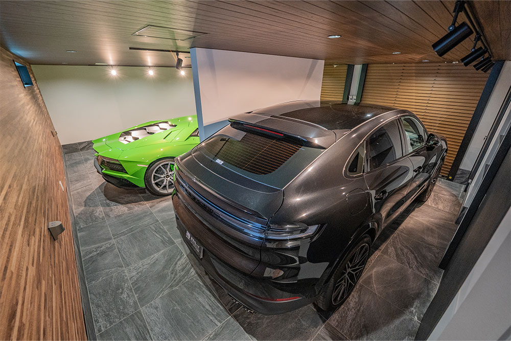 D号室のガレージに駐車したLamborghini_AventadorとPorsche Cayenne