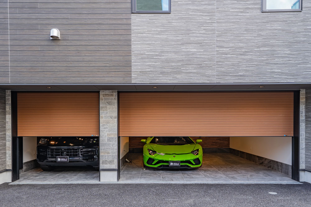 D号室のガレージに駐車したLamborghini_AventadorとPorsche Cayenne