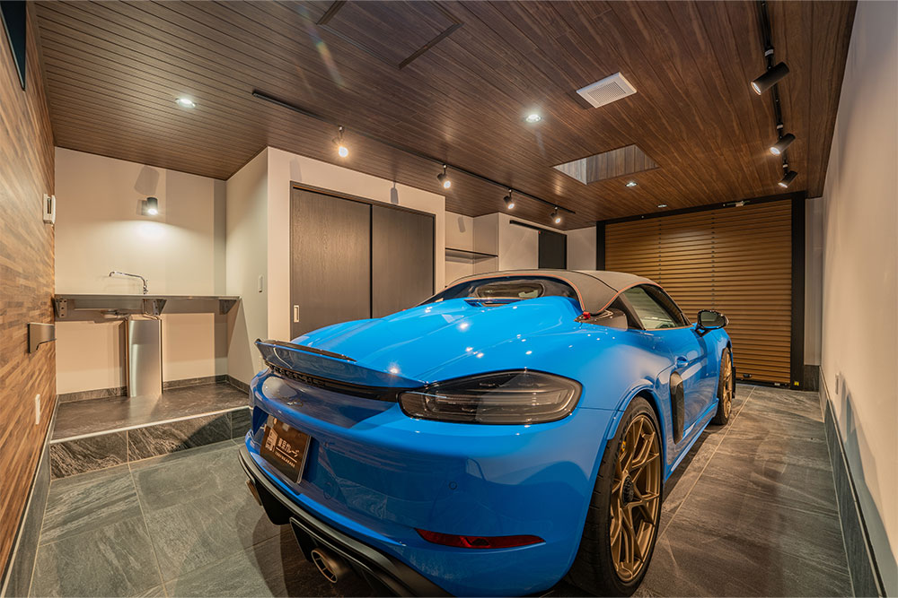 B号室のガレージに駐車したPorsche_718 Spyder RS