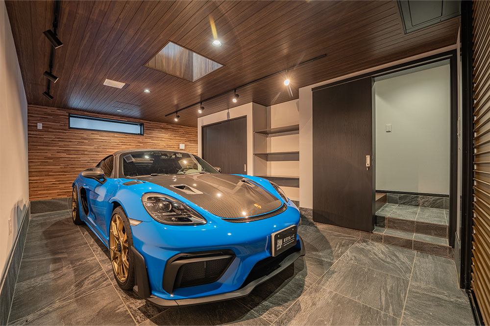 B号室のガレージに駐車したPorsche_718 Spyder RS