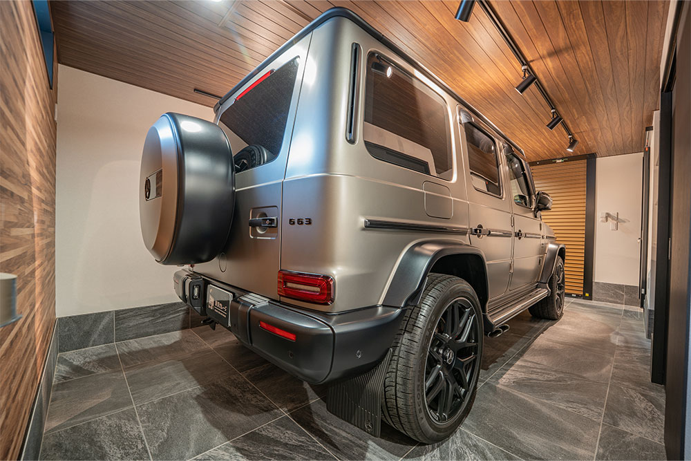 A号室のガレージに駐車したG63
