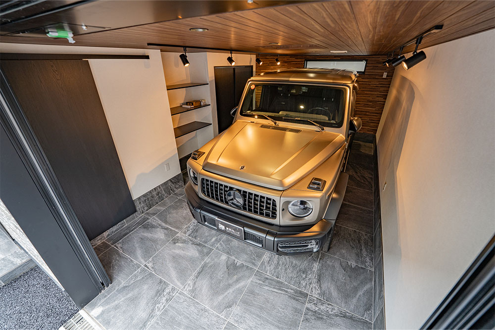 A号室のガレージに駐車したG63