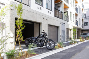 快適なRC構造、ウィンドウ越しに並ぶ愛機達｜北千住駅 徒歩9分