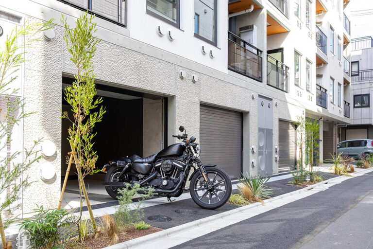 快適なRC構造、ウィンドウ越しに並ぶ愛機達|北千住駅 徒歩9分
