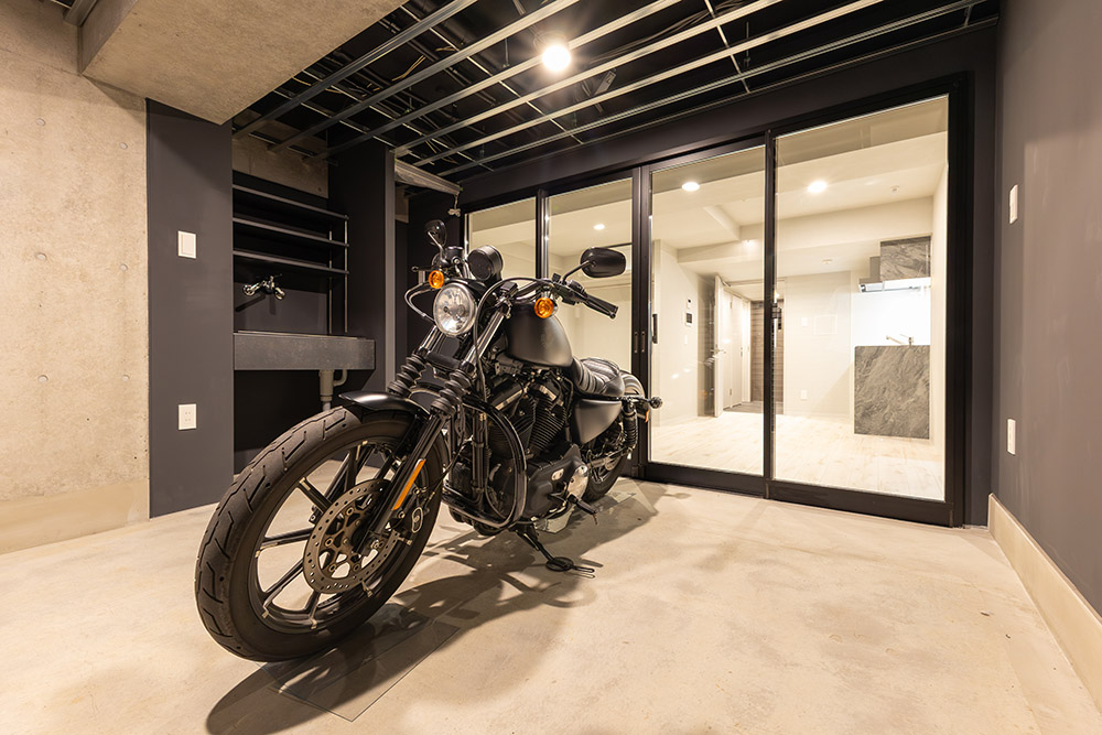 ガレージに駐車したHarley-Davidson_Sportster IRON883