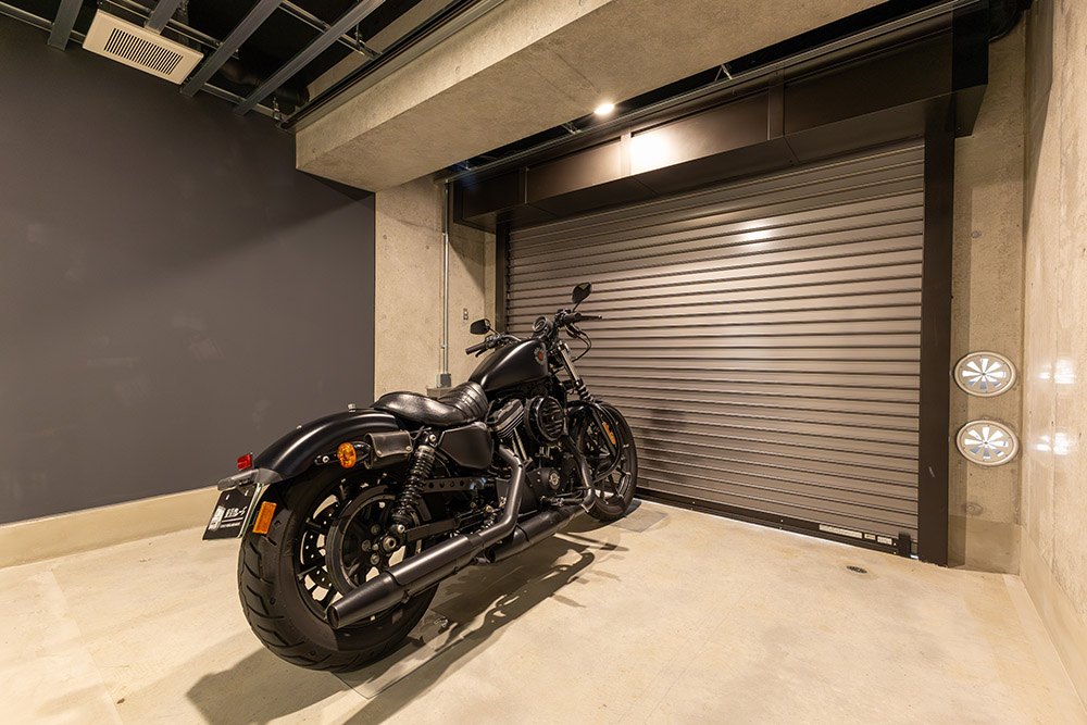 ガレージに駐車したHarley-Davidson_Sportster IRON883
