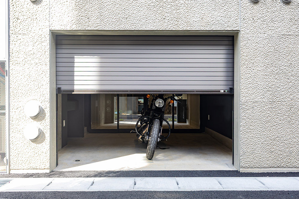 ガレージに駐車したHarley-Davidson_Sportster IRON883