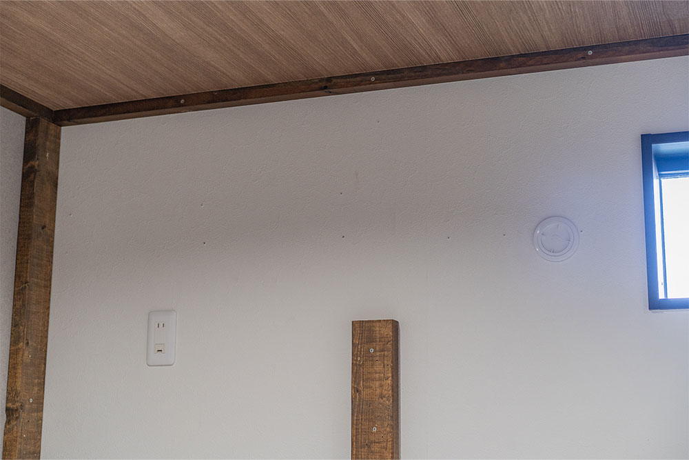 エアコン設置用の100V電源と配管穴