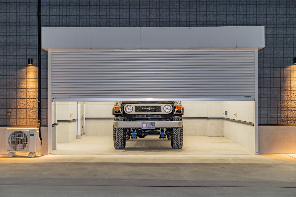 中央ガレージに駐車したランクル70 PX10