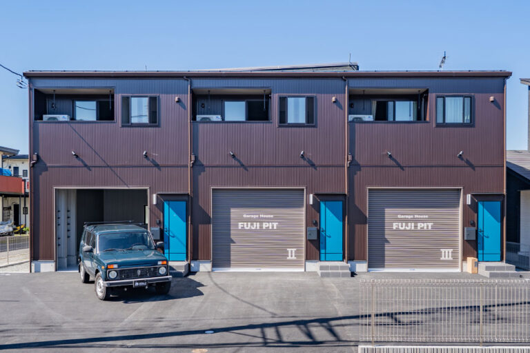 東名IC至近、ガルバ鋼板仕上げの天井高2.9mガレージ｜御殿場市