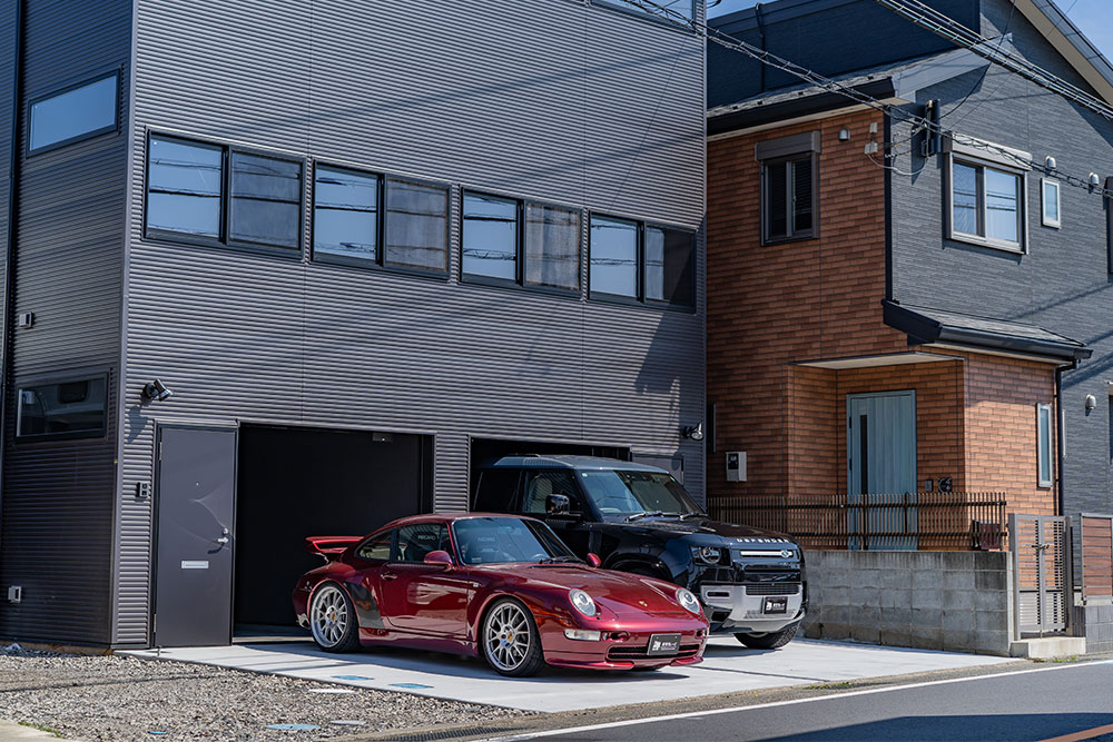 ガレージを出発するPorsche911（Type993）