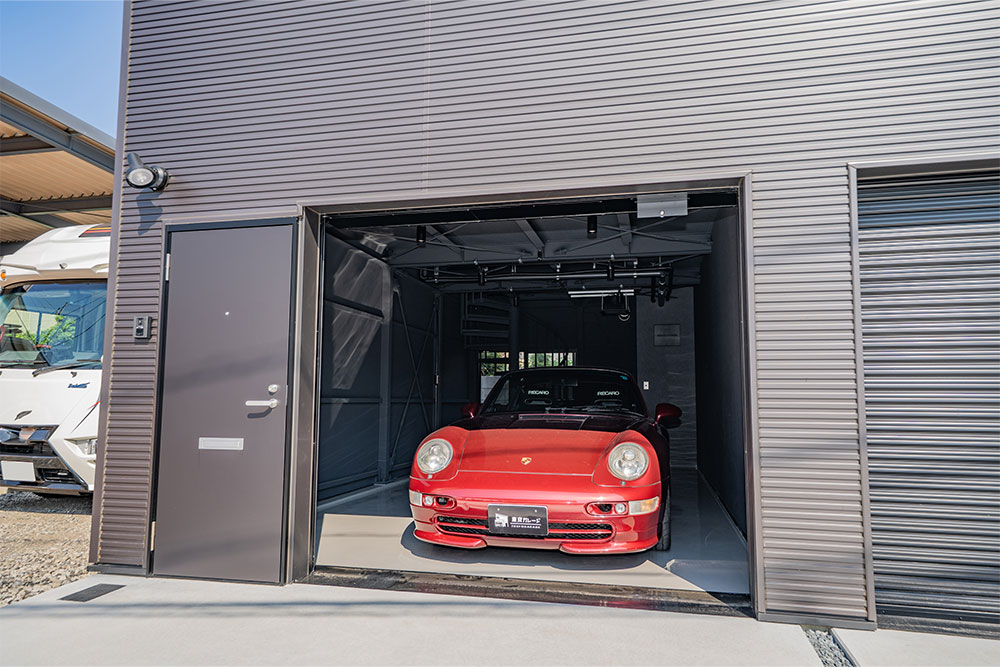 ガレージに駐車したPorsche911（Type993）