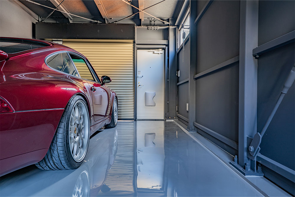 ガレージに駐車したPorsche911（Type993）