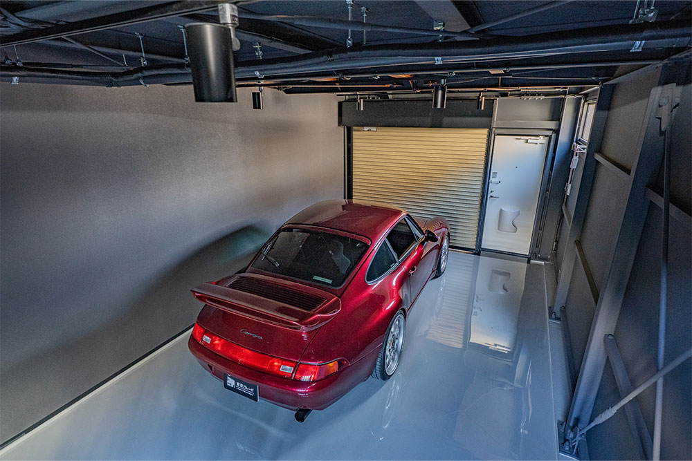 ガレージに駐車したPorsche911（Type993）