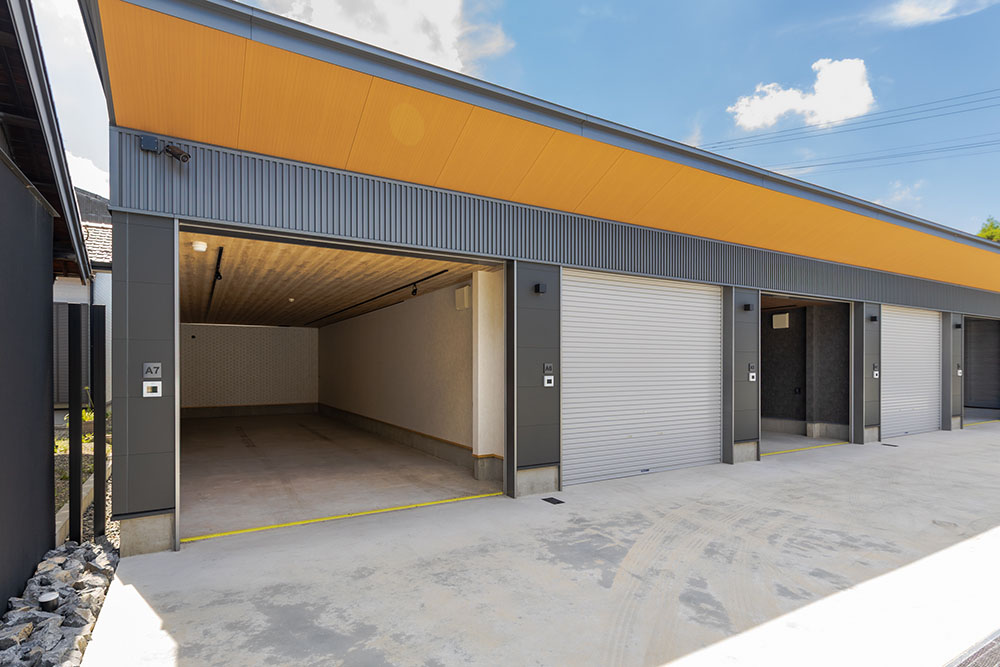 縦列2台駐車のA棟(開口幅約3.9m/奥行約12.3m)