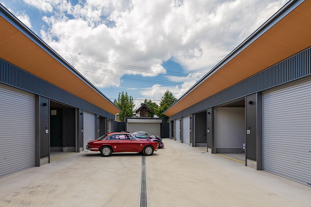 A/B棟の間の車路は充分なゆとりがある