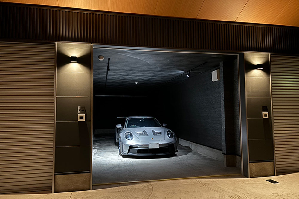 A棟のガレージに駐車したポルシェ