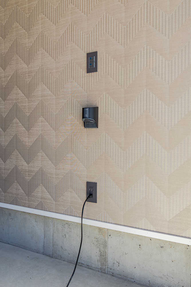 EV充電用200V電源と100Vコンセント